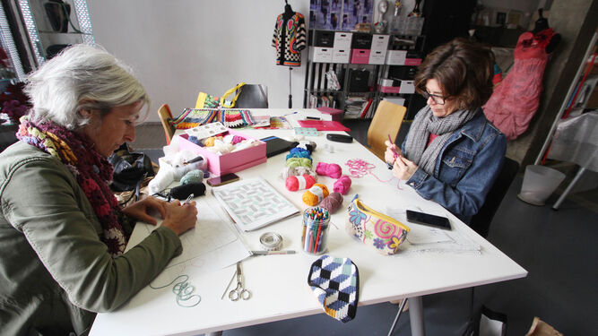 Las diseñadoras de Hilando el Tiempo comparten taller con La Casa Sentida.