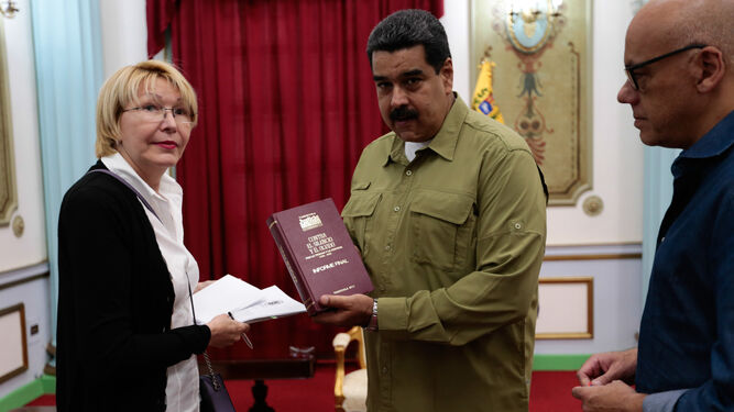 El presidente de Venezuela, Nicolás Maduro, durante un encuentro con la fiscal feneral, Luisa Ortega, en el Palacio de Miraflores.