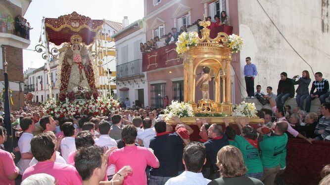 La Virgen de Belén y el Niño Dios se encuentran, en la mañana del Domingo de Resurrección, en la Plaza Mayor del municipio.