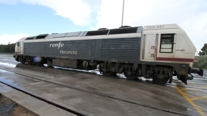 Entre las medidas a tomar está la venta de locomotoras, una de ellas en la imagen en el puerto de Huelva.