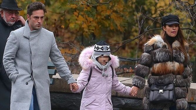 La pequeña Daniella da la mano a sus padres en el viaje a Nueva York que realizaron en noviembre.