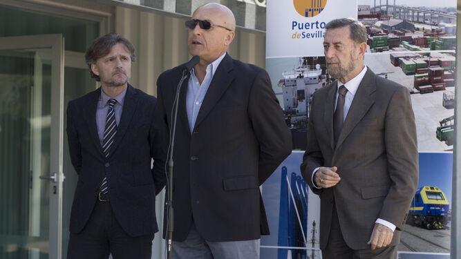 José Fiscal (consejero de Medio Ambiente), José Carlos García (coordinador de los estudios) y Manuel Gracia (presidente del Puerto), ayer.