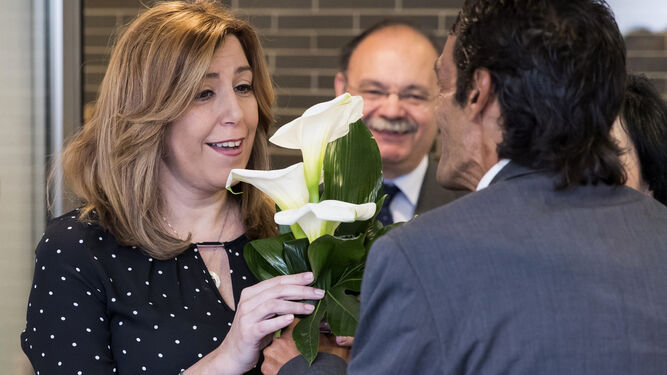 Susana Díaz recibe flores en su visita a la Casa Hogar 'Pedro Salvador'.