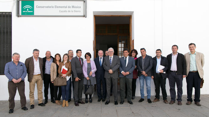 El presidente de la Diputación de Sevilla posa, junto al consejero de Empleo, Empresa y Comercio con los alcaldes de la comarca de la Sierra Norte sevillana.