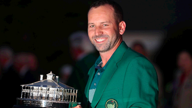 Sergio García, con la chaqueta verde enfundada y el trofeo en las manos.