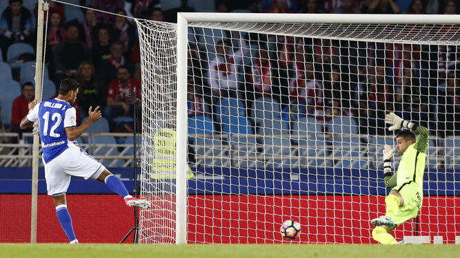 Willian José remata el dudoso gol que supuso el 1-0 al sacar el balón Cuéllar cuando ya había entrado.