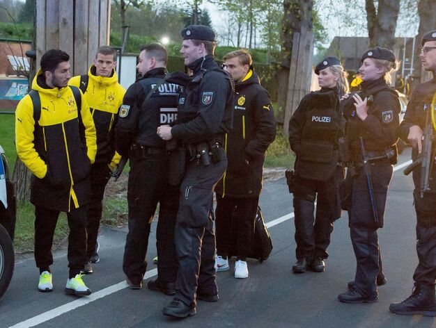 Las im&aacute;genes del autob&uacute;s del Borussia-Dortmund, tras las tres explosiones.