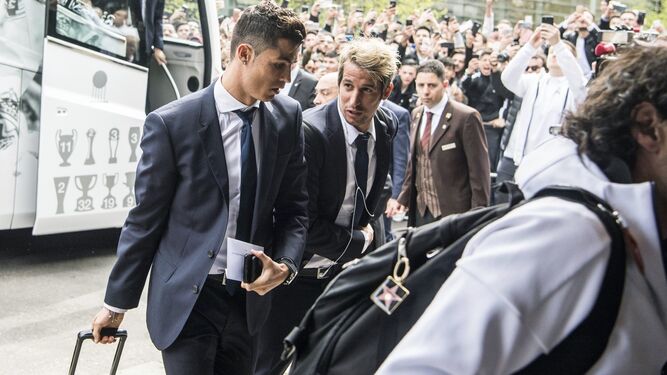 Cristiano y Coentrao salen del autobús del Madrid en Múnich