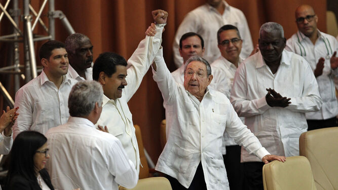 El presidente de Venezuela, Nicolás Maduro, y su homólogo cubano, Raúl Castro, el pasado lunes en La Habana.