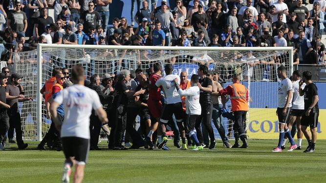 Momento del incidente entre los jugadores del Lyon y aficionados del Bastia.