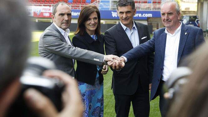 José Luis Mendilibar, junto a los dirigentes del Eibar, tras firmar su renovación el pasado lunes.