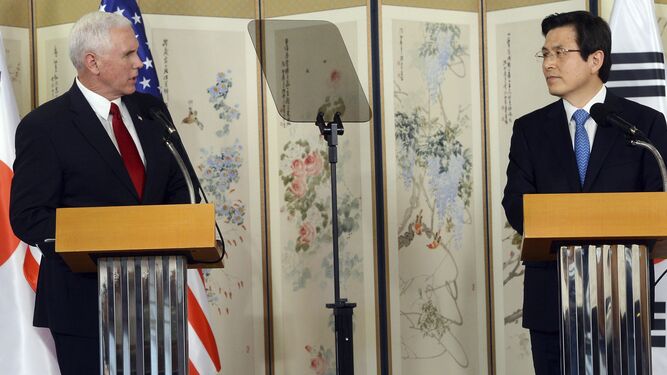 El vicepresidente de los Estados Unidos, Mike Pence, y el presidente en funciones surcoreano, Hwang Kyo-ahn.