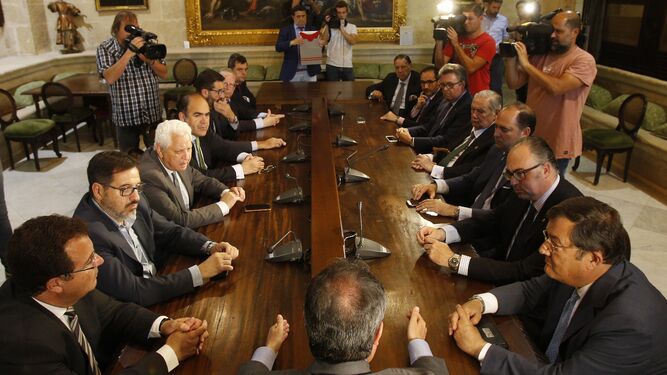 Espadas, de espaldas, en la reunión con el Consejo de Cofradías.