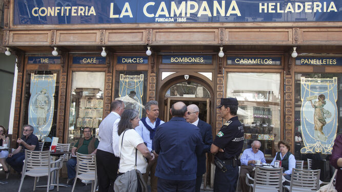 La Policía Local junto a los responsables de la confitería La Campana.