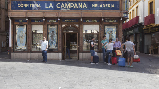 La confitería La Campana, ya sin veladores.