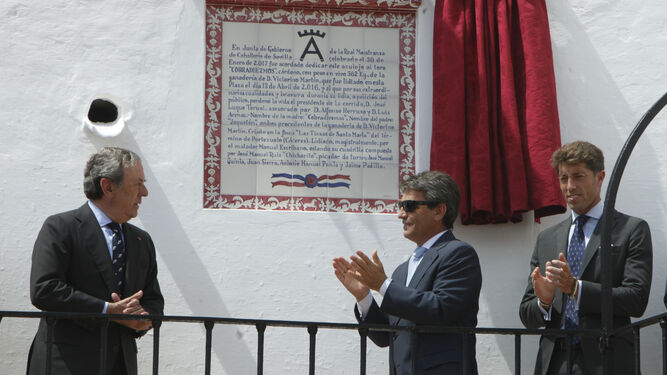 El Tte. de Hermano Mayor de la Maestranza, Javier Benjumea, el ganadero Victorino Martín y el diestro Manuel Escribano, delante del azulejo a 'Cobradiezmos'.