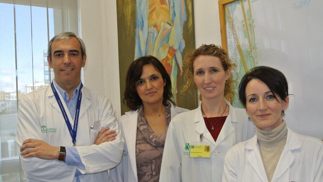 Los doctores David Moreno, Almudena Fernández y Lara Ferrandiz, junto a la farmacéutica Úrsula Baños.