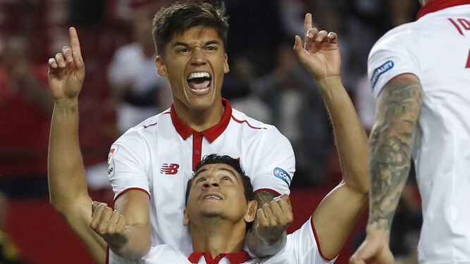 Correa celebra eufórico con Ganso la consecución del 1-0.