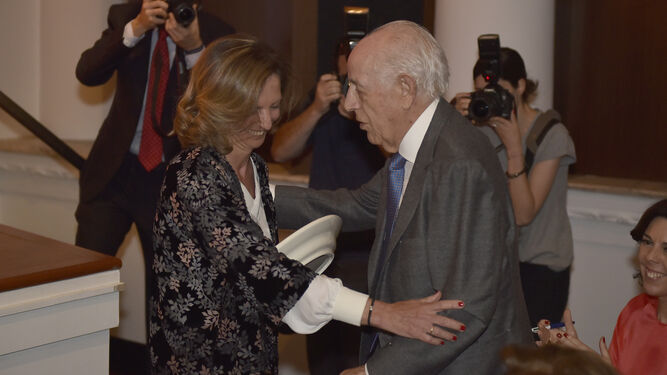 Mercedes Molina, presidenta de Autismo Sevilla, saluda a Ángel Díez Cuevas, uno de los galardonados por su labor.