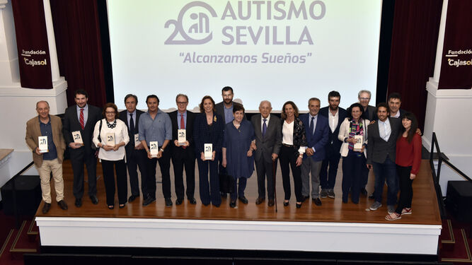 Todos los galardonados en el acto conmemorativo del XX Aniversario del Centro Integral de Recursos de Autismo Sevilla, en la Fundación Cajasol.