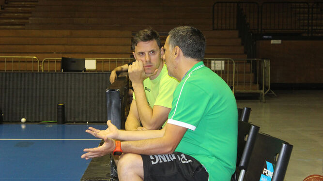 Alejandro Martínez dialoga con Nachbar durante un entrenamiento del equipo en San Pablo.