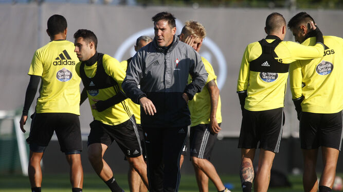 El entrenador del Celta, Eduardo Berizzo, en el centro durante un entrenamiento del su equipo en A Madroa, Vigo.