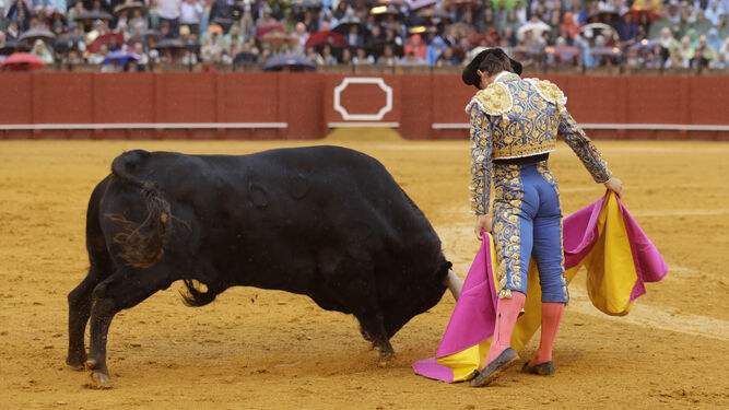 Julián López 'El Juli', en una verónica al quinto toro, al que cortó una oreja.