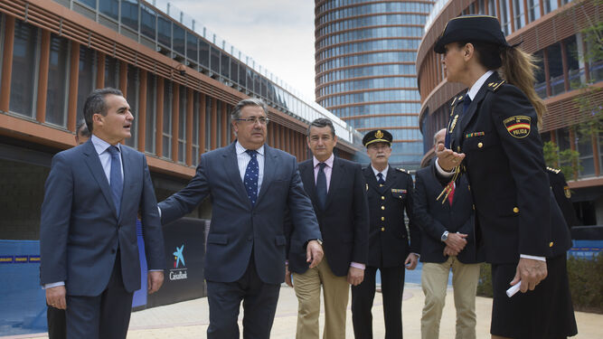 Ana Cambón (prensa Policía) muestra el camino a Rafael Herrador, Juan Ignacio Zoido, Antonio Sanz y José Antonio de la Rosa (Jefe Superior de Policía).