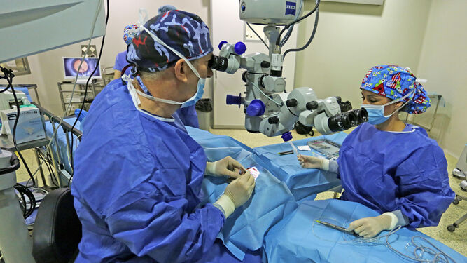 Imagen de la operación realizada a una paciente días atrás en los quirófanos de la clínica Oculsur.