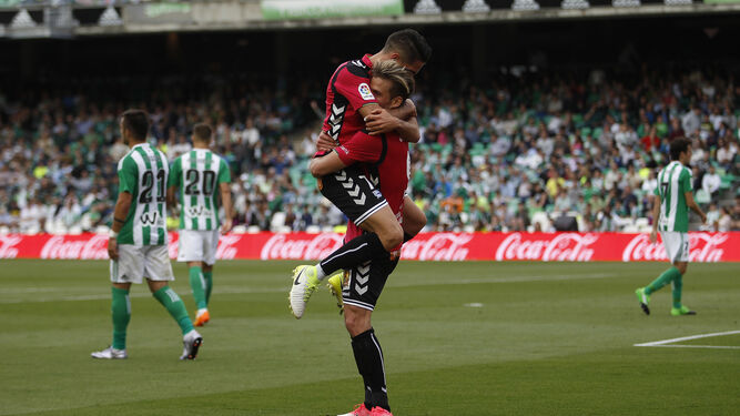 Dos jugadores del Alavés celebran un tanto.