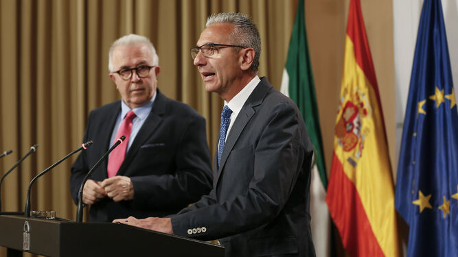 El consejero de Empleo, José Sánchez Maldonado, y el portavoz del Gobierno andaluz, Miguel Ángel Vázquez.