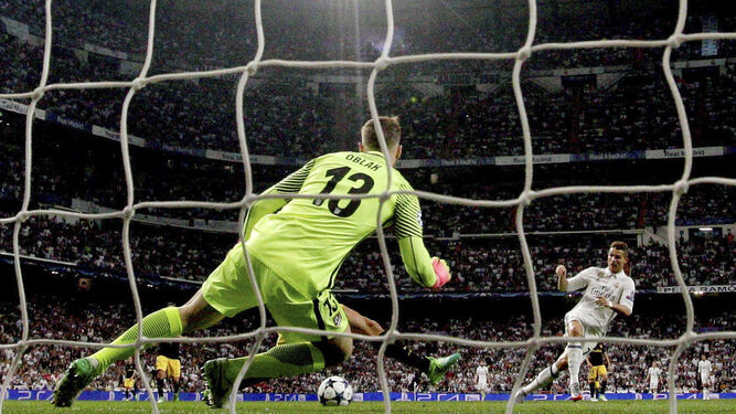 Cristiano Ronaldo dispara con frialdad, tras una excelente jugada de Lucas Vázquez con pase de la muerte, para batir a Oblak y hacer el tercer gol.