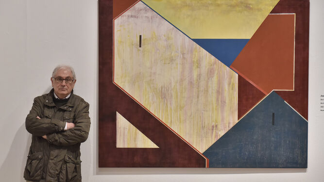 Joaquín González 'Quino' junto a uno de los lienzos pertenecientes a su serie 'Geometrías alternativas'.