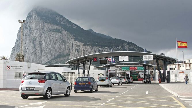 Una fila de vehículos en la aduana de Gibraltar.