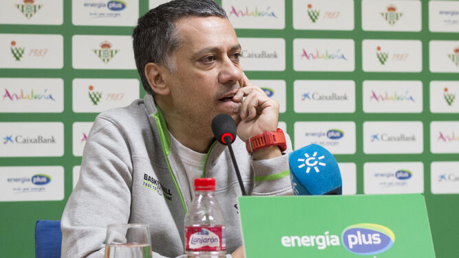 El entrenador del Betis Energía Plus, Alejandro Martínez, en la rueda de prensa de su presentación en San Pablo.
