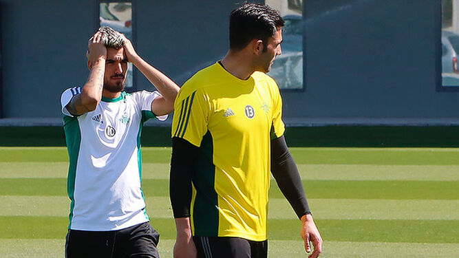 Adán y Dani Ceballos, en un entrenamiento del equipo verdiblanco.