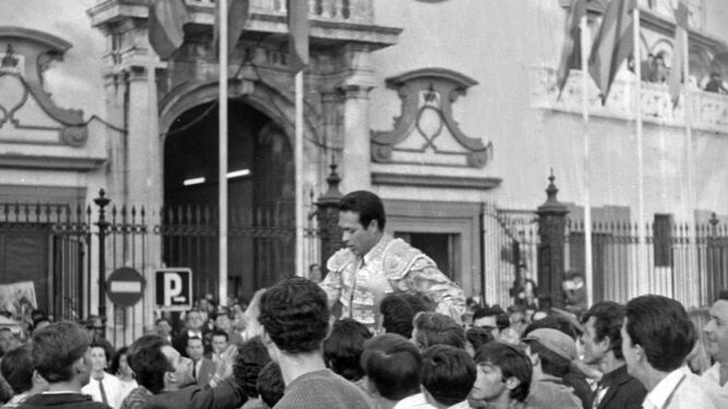 Esperaba Franco en el antepalco, pero Curro Romero cerraba la Feria yéndose a hombros por la Puerta del Príncipe.