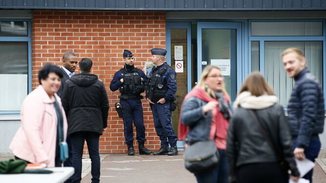 Policías, ante un colegio electoral.