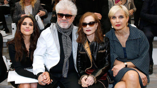 Almodóvar y Adriana Ugarte, en el 'front row' de Chanel.