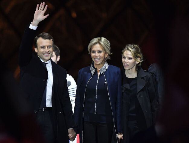 Macron celebra el triunfo con su familia.