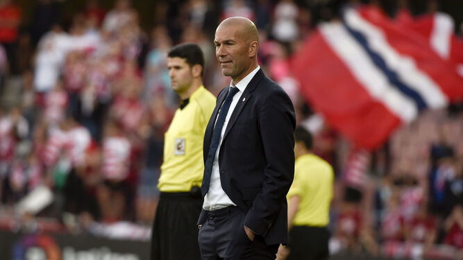 Zidane sigue el juego de los suyos durante un partido en Granada.