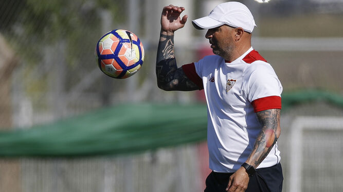 El entrenador del Sevilla, Jorge Sampaoli, durante una reciente sesión de trabajo en la ciudad deportiva.