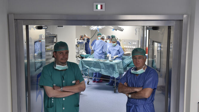 Los doctores Juan Manuel Martos, jefe de sección de Cirugía Endocrina, y Javier Padillo, jefe del Servicio de Cirugía General y Digestivo, en un quirófano del Virgen del Rocío.