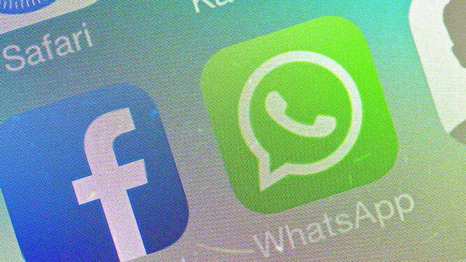 Iconos de las aplicaciones de Facebook y Whatsapp en un móvil.