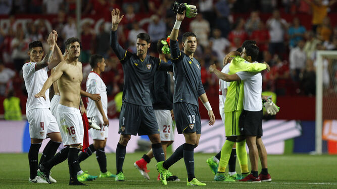 Los jugadores del Sevilla se despiden de la afición.