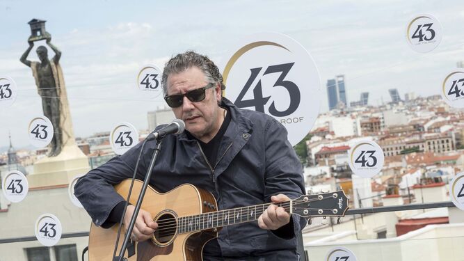 Carlos Goñi en la presentación de la gira 43 Live the Roof.