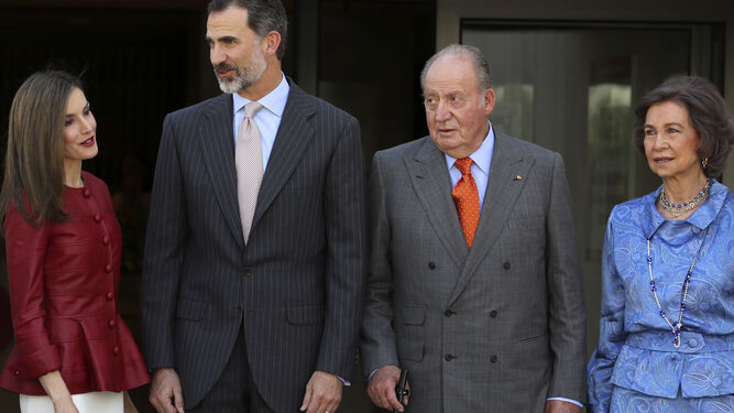 Los Reyes, ayer, con don Juan Carlos y doña Sofía, en un acto de la Fundación Reina Sofía.