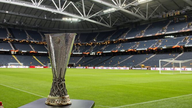 El trofeo de la Liga Europa, ayer junto al terreno de juego del Friends Arena de Estocolmo.