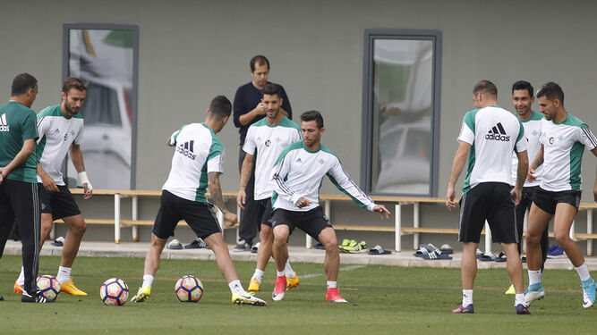 Alexis sigue con atención un ejercicio de los futbolistas durante un entrenamiento.