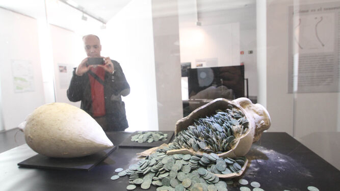 Exposición del tesoro de Tomares en el Museo Arqueológico.